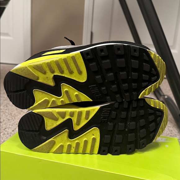 Used Women’s Air Max 90 - Picture 7 of 10